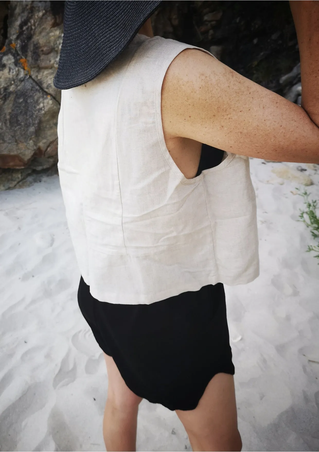SHORT SLEEVELESS BLOUSE - LINEN natural white