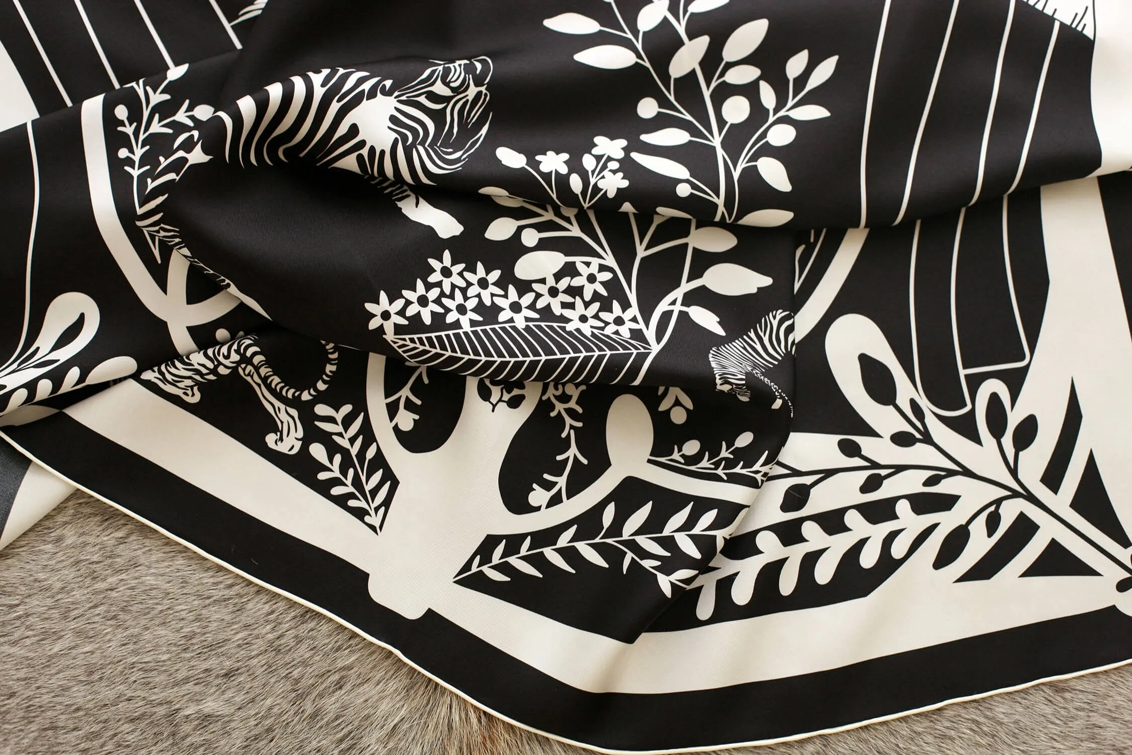 Silk Scarf of The Performance in Black and White